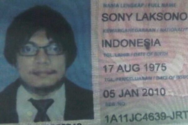 foto mirip gayus di paspor sony laksono