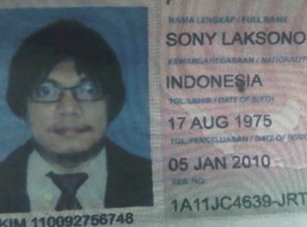 foto mirip gayus di paspor sony laksono